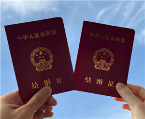 领证不用回老家了吗 领证不用户口本年轻人会原地结婚吗